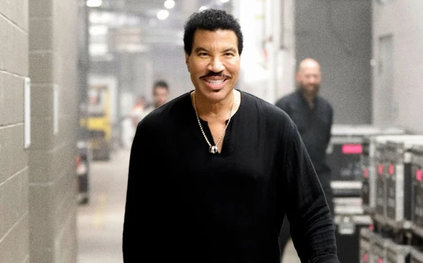 Lionel Richie é levado à UTI após mal-estar durante apresentação nos Estados Unidos lionel richie e internado na uti apos passar mal depois de show nos eua 3398110 article