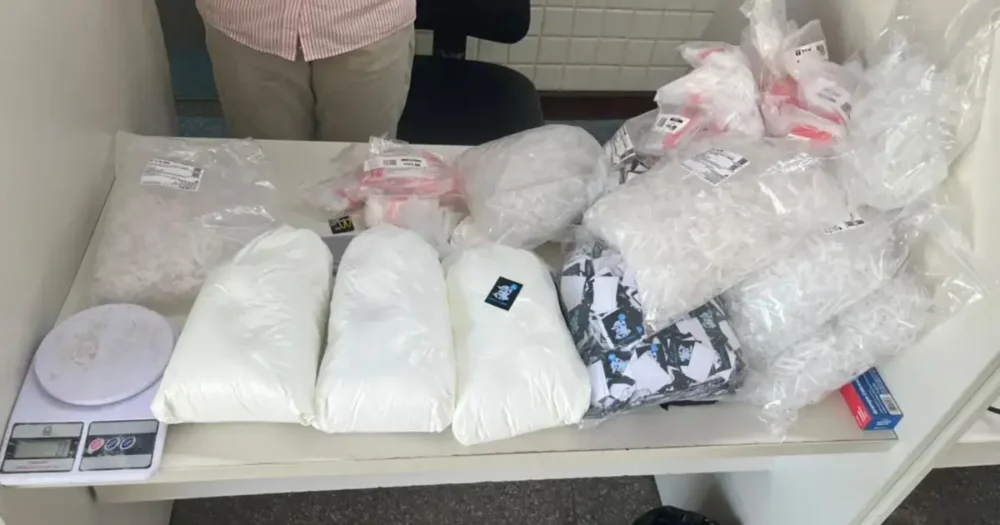 Suspeito tenta fugir, mas é preso com 50 kg de pasta base de cocaína em Salvador pasta base de cocaina 1000x525 1