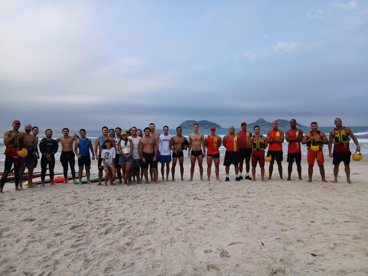 Grupo de 20 pessoas fica à deriva no Rio e é resgatado pelos bombeiros resgate deriva barra da tijuca 47272ad8e8
