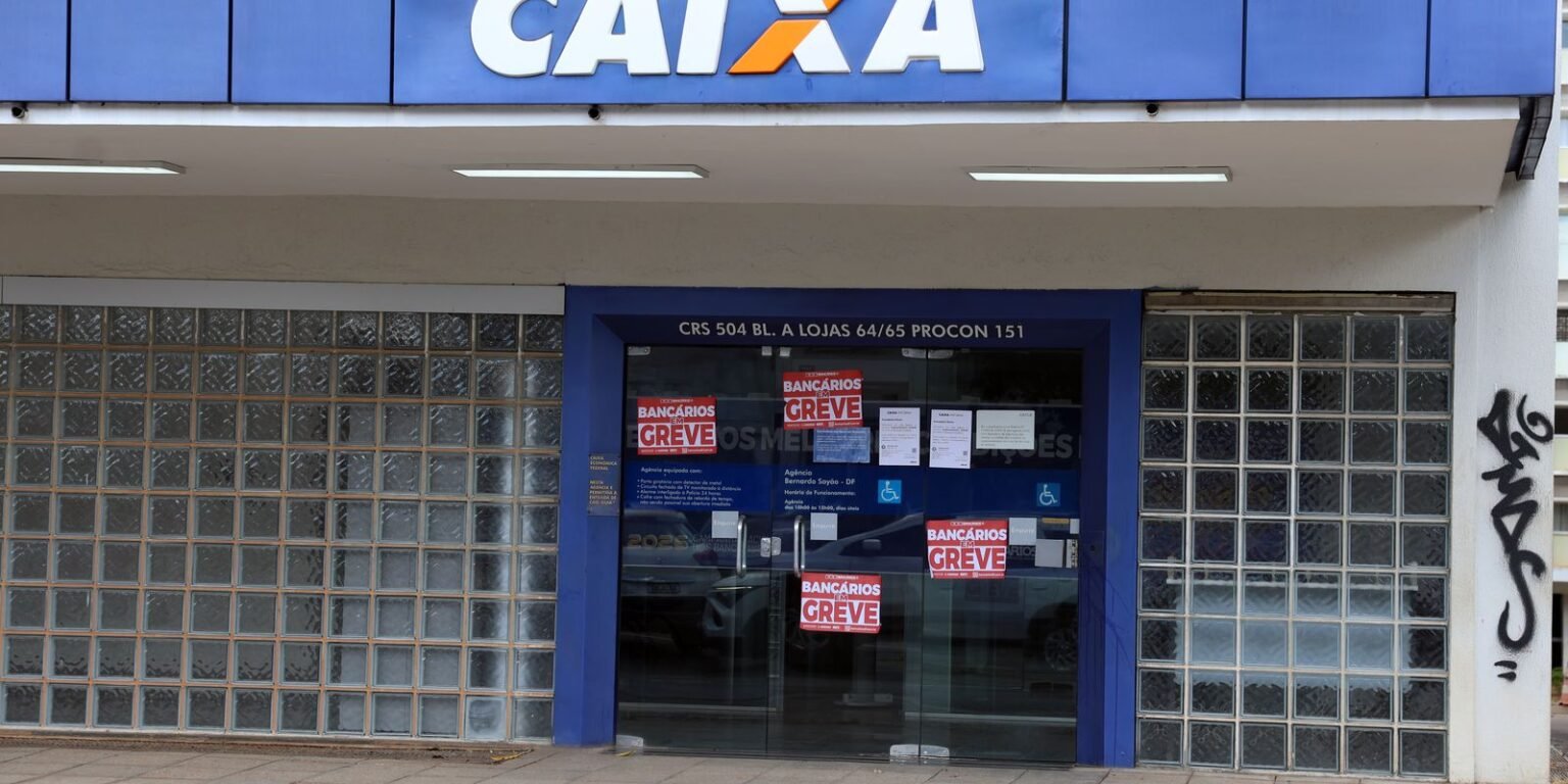 Empregados da Caixa rejeitam proposta da empresa e greve continua 0d7a9996