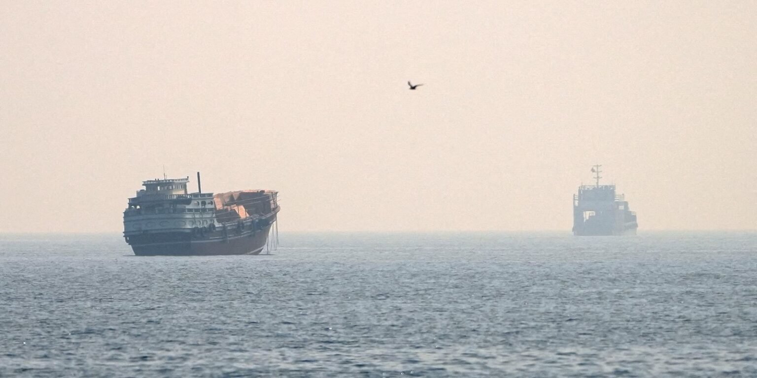 Países do Golfo Pérsico cancelam reunião sobre reabertura de Ormuz 2026 07 10t212040z 1 lynxmpem6919v rtroptp 4 iran crisis shipping