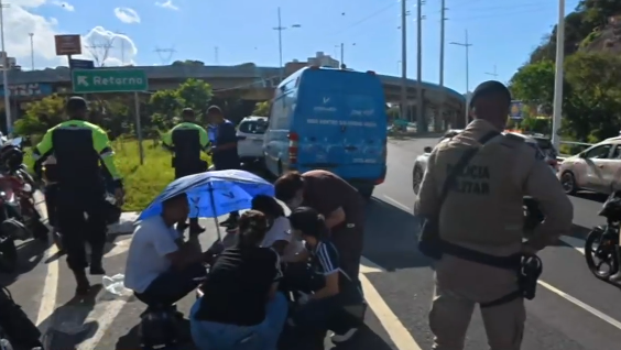 Colisão entre táxi e moto deixa motociclista ferido na Avenida Bonocô BONOCO