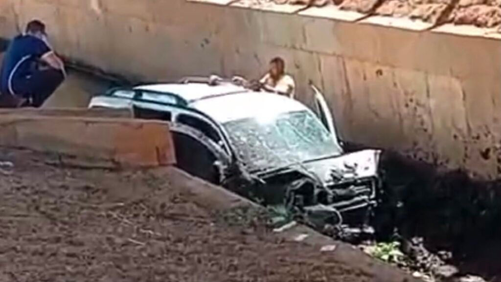 Idosa atropela pedestre e carro despenca em córrego na Avenida ACM (VÍDEO) WhatsApp Image 2026 09 15 at 10.05.17