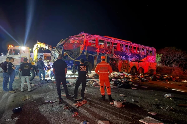 Ônibus com destino à Bahia bate na BR-116 e acidente deixa 6 mortos e 43 feridos batida entre onibus e carreta deixou seis mortos e mais de 40 feridos na br 116 em cachoeira de pajeu no norte de minas 3417301 article