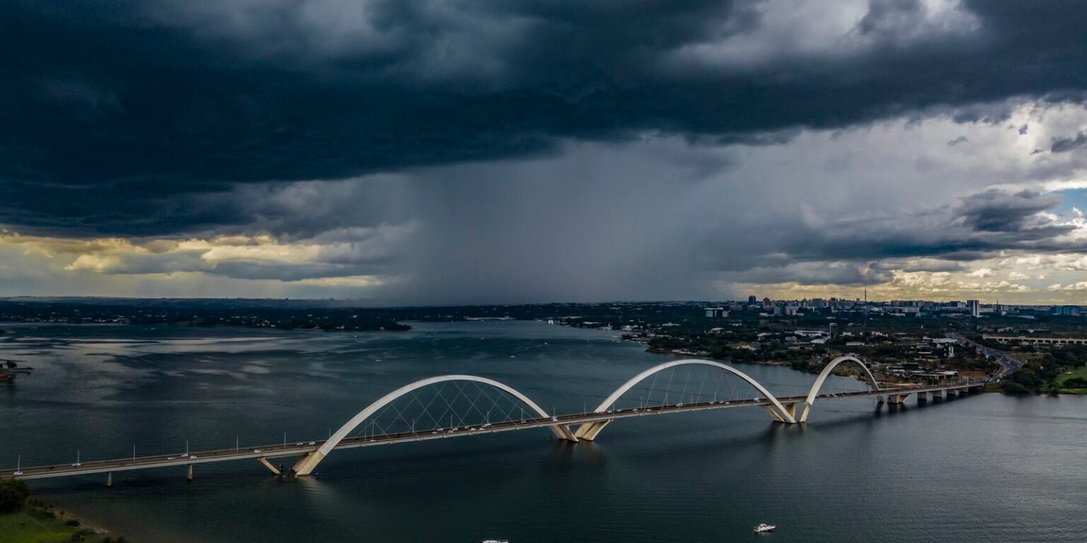 Defesa Civil emite alerta de tempestade e rajadas de vento no DF chuva01