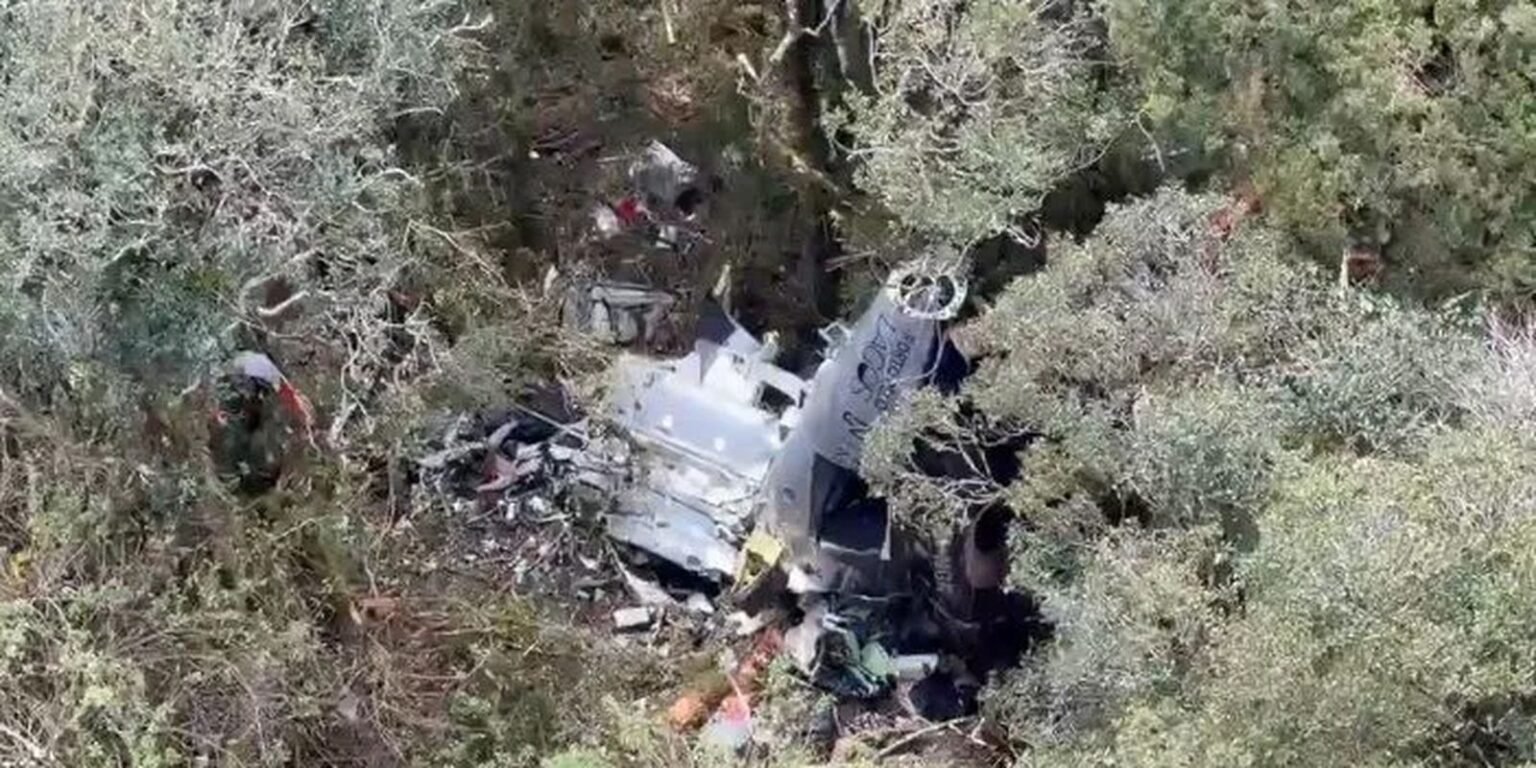 Bombeiros encontram helicóptero com corpo do cantor Rick destrocos sc