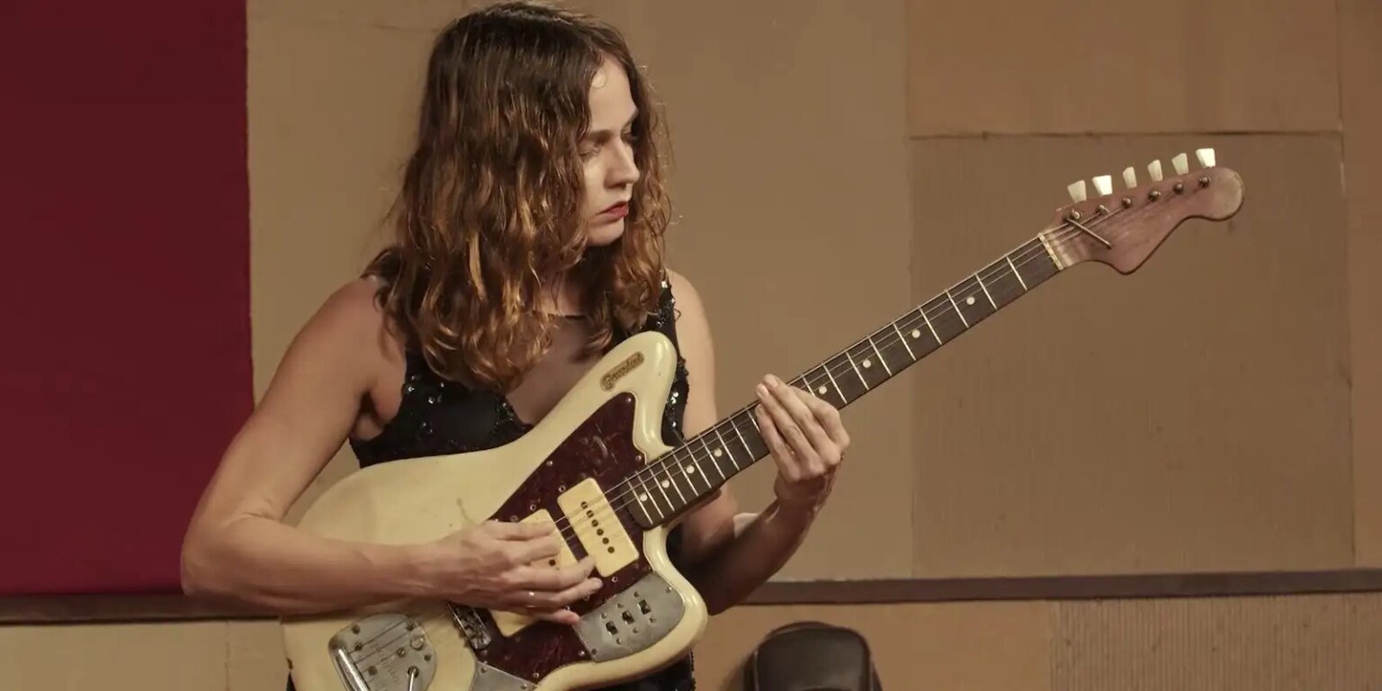 Gabi Terra é destaque do reality Duelo de Guitarras na TV Brasil duelo de guitarras gabi terra 02 credito divulgacao tv brasil