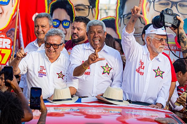 Caminhada do Time de Lula reúne multidão em Camaçari no aniversário de Luiz Caetano luiz caetano patrick abreu divulgacao pmc