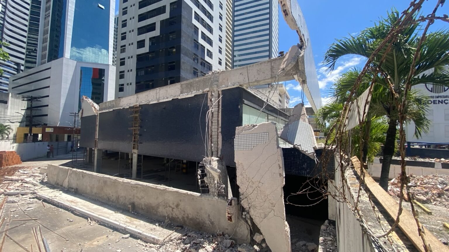 Estrutura desaba durante demolição e deixa trabalhador ferido em Salvador trabalhador fica ferido apos marquise desabar na a0133746500202609161303