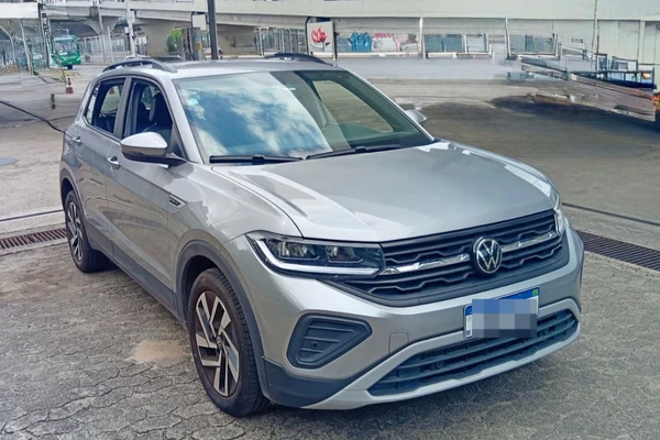 Trio é preso com carro roubado na orla de Salvador vw t cross utilizado pelo trio tinha restricao por roubo e circulava com uma placa clonada 3400639 article