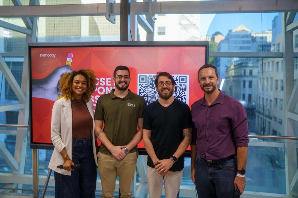 Startup do Hub Salvador desenvolve tecnologia que mapeia animais pelo focinho Foto com o representante da Startup vencedora Raiz Easy Resize.com