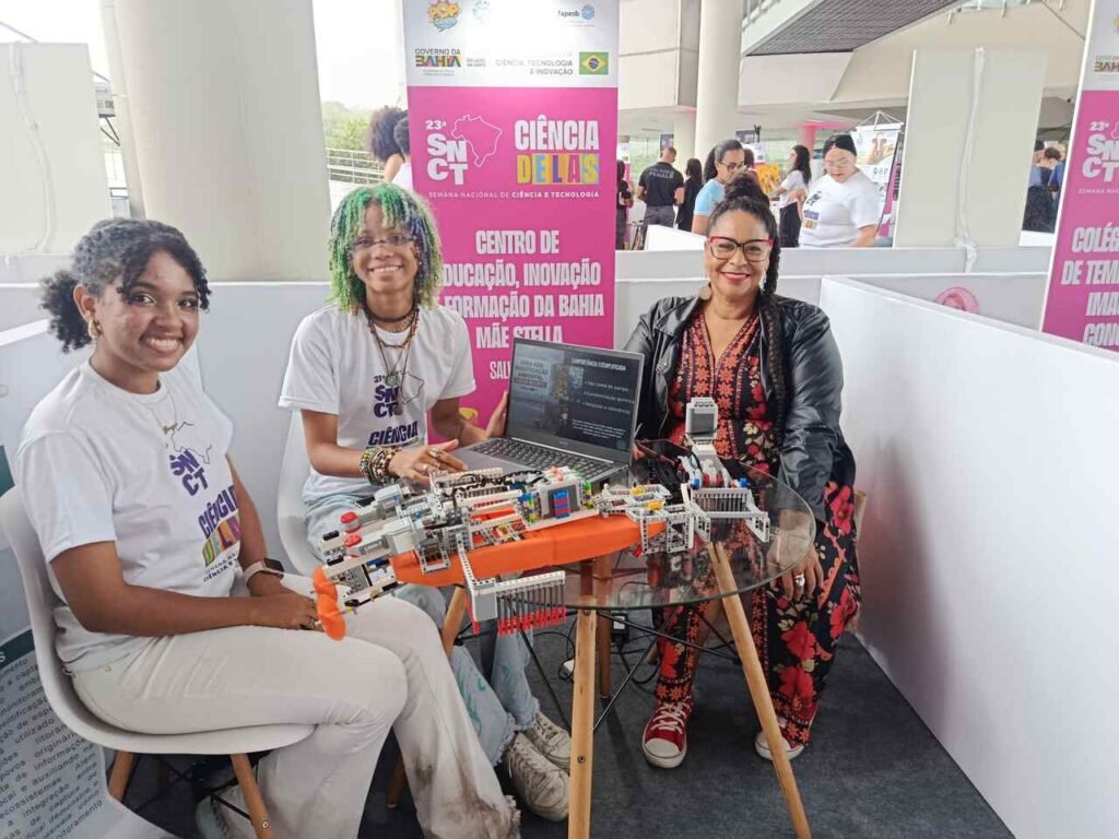 Semana Nacional de Ciência e Tecnologia reúne estudantes e apresenta inovações na Bahia 1 SALVADOR NOTICIA ENTREVISTA SECT PROFESSORA E ALUNAS