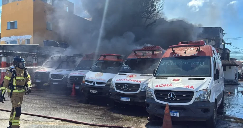 Incêndio provoca correria e assusta moradores no IAPI; veja vídeo ambulancias