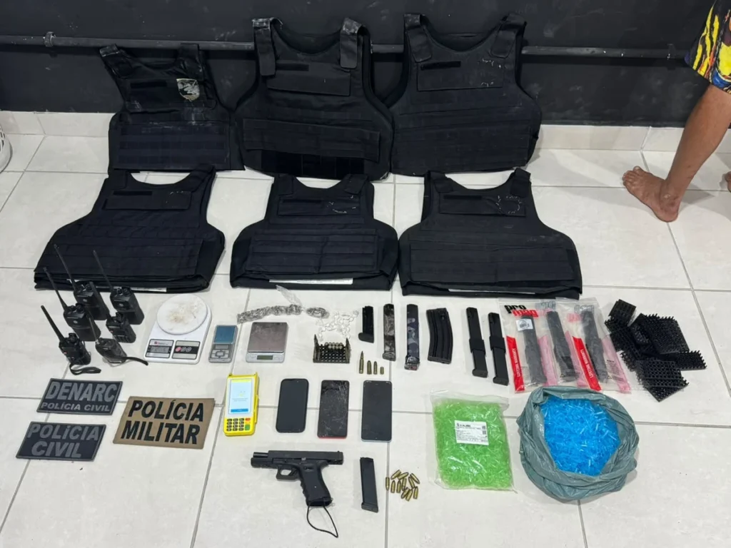 Operação contra facção na Bahia termina com suspeito morto e dois homens presos armas municoes e coletes foram apreendidos na acao 3463776 article