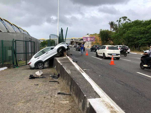 Carro sai da pista e invade área de estação do metrô na Avenida Paralela, em Salvador carro invade canteiro do metro