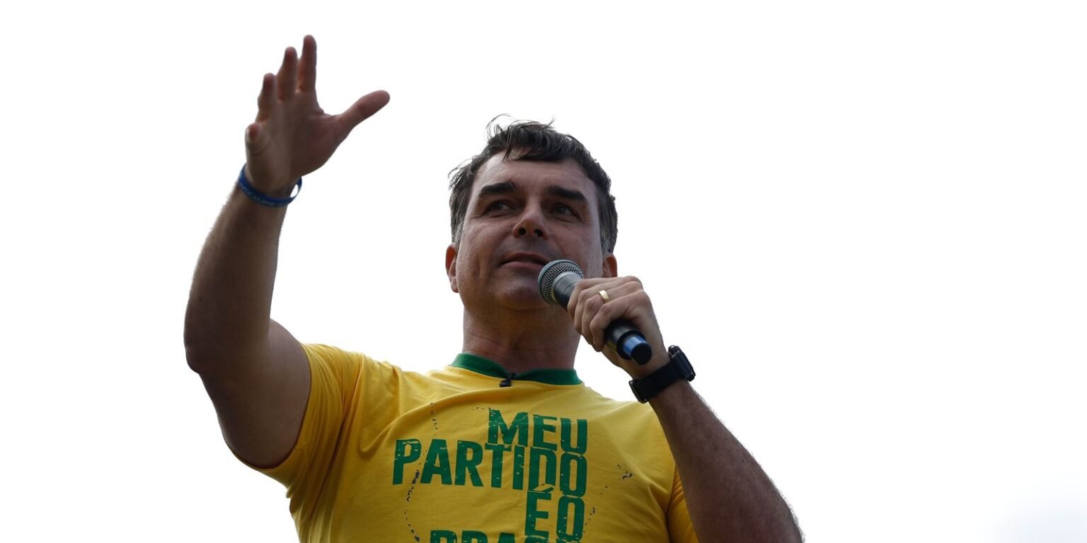 Aliado de Trump diz que Flávio Bolsonaro chegou aos EUA d6a8708