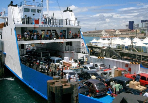 Feriadão: motoristas enfrentam até 3 horas de espera no ferry-boat de Salvador ferry paraguacu