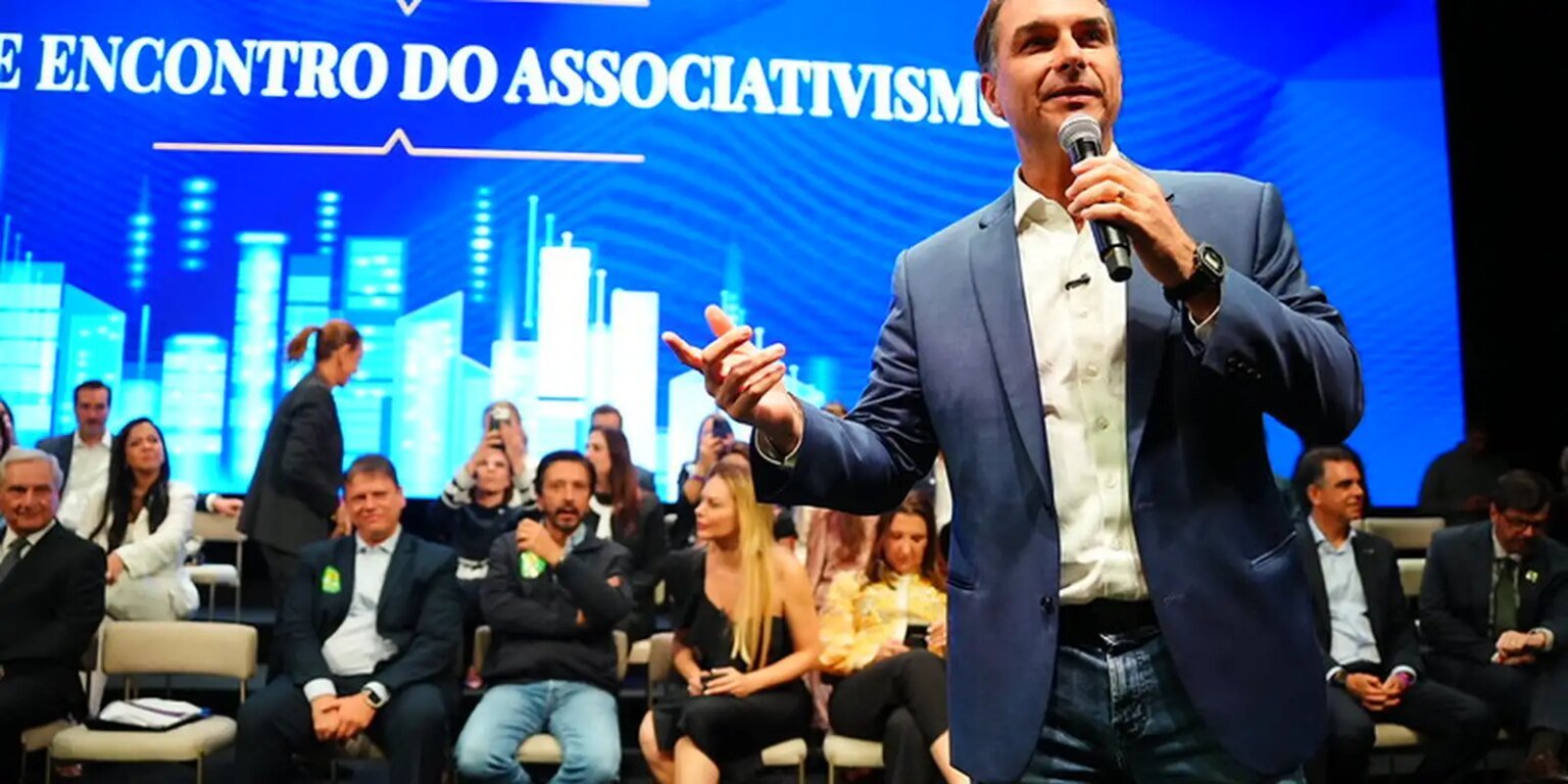 Flávio faz visita ao pai em prisão domiciliar e recebe apoios em SP flavio bolsonaro associativismo vittor salles