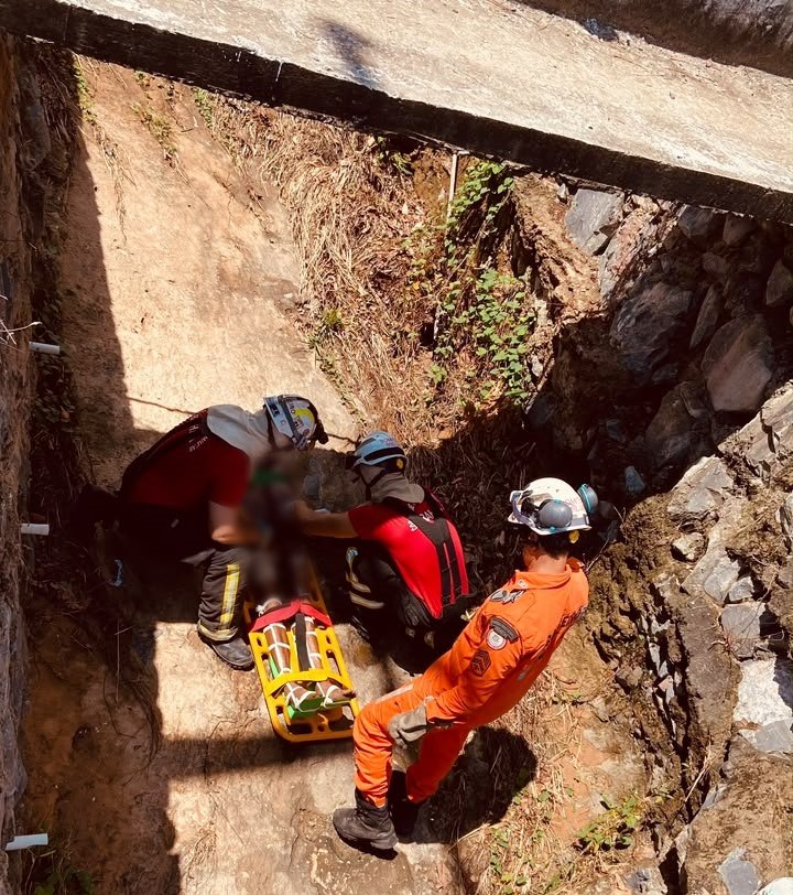 Idoso de 80 anos é retirado de bueiro com cinco metros de profundidade na Bahia idoso