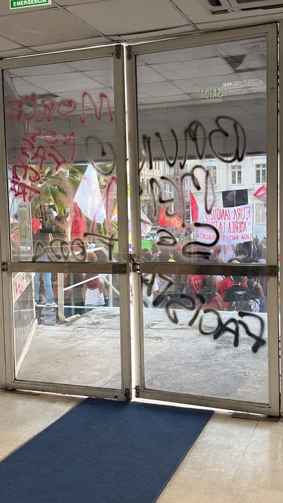Prefeitura de Salvador fecha Palácio Thomé de Souza após vandalismo durante protesto prefeitura