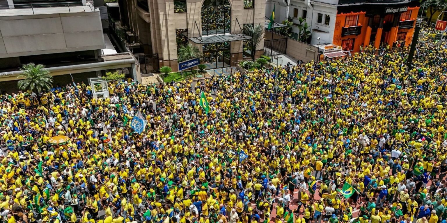 Campanha de Flávio Bolsonaro realiza manifestação na Paulista raf2559 13 0