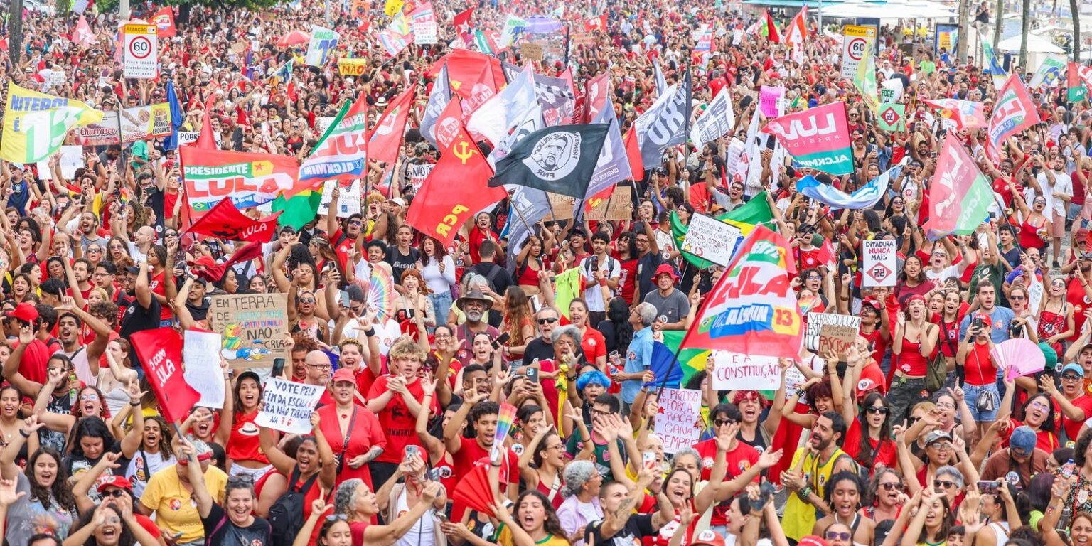 Milhares de pessoas lotam a orla de Copacabana em apoio a Lula toms4839