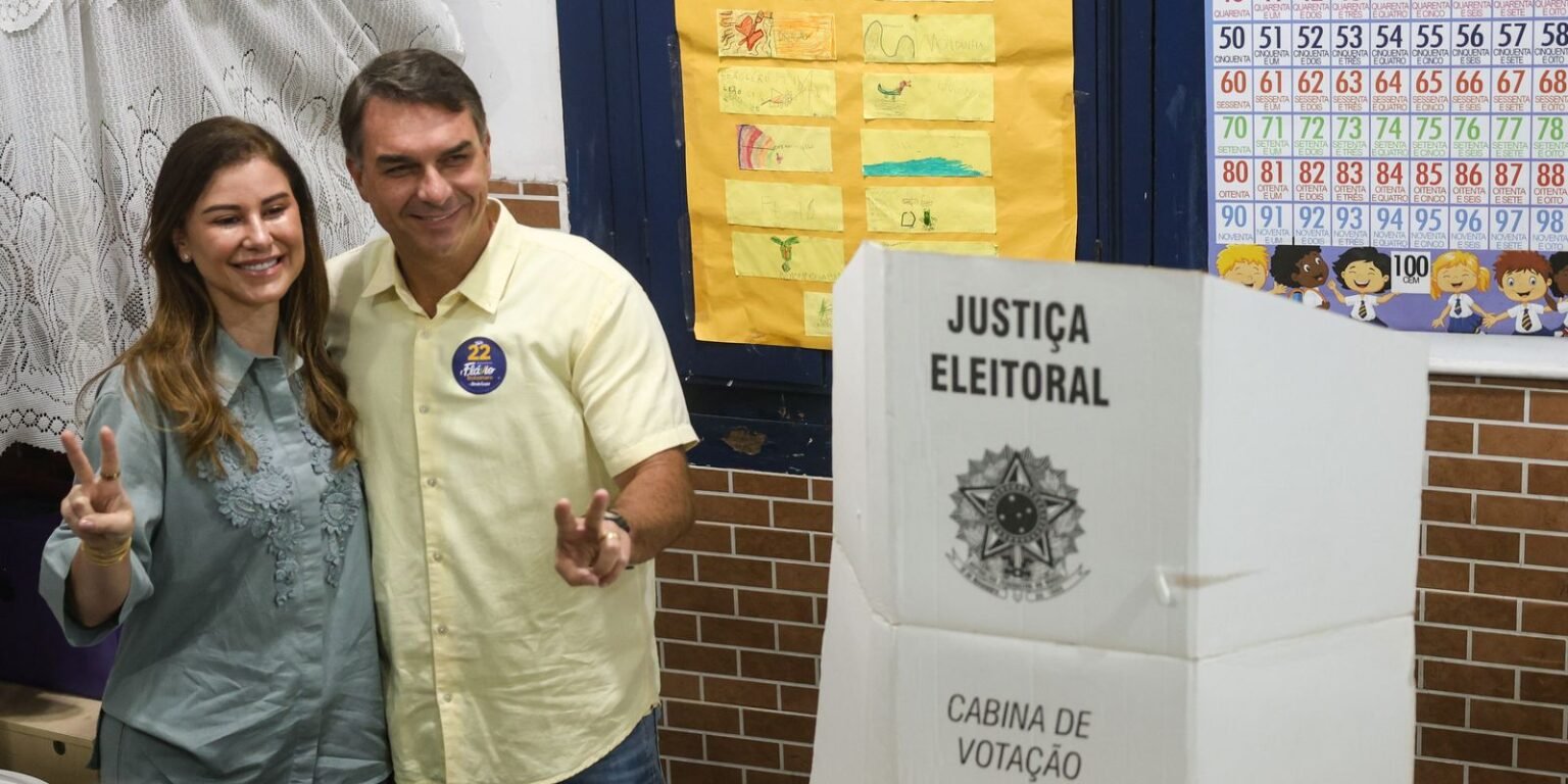 Ao votar no Rio de Janeiro, Flávio diz que representa a mudança toms5517