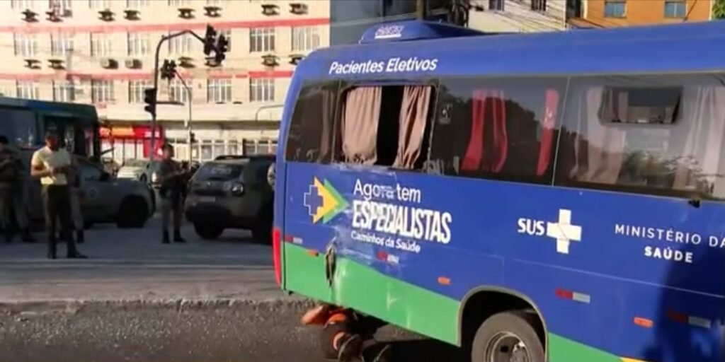 video onibus com pacientes tomba no largo do tanqu0140577300202610150645